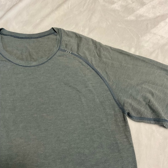 Men's Lululemon Metal Vent Tech Short Sleeve Gray Shirt - Picture 3 of 11